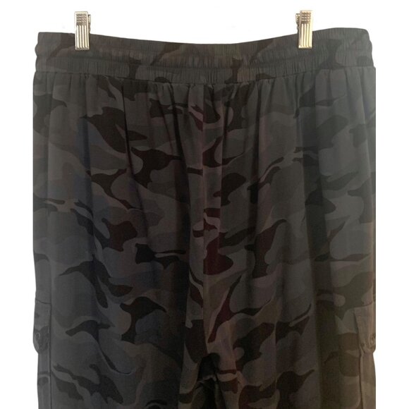 •SOLD•TORRID Gray + Black Camouflage Lightweight Wide Leg Women's Cargo Pants 1R - Picture 7 of 7